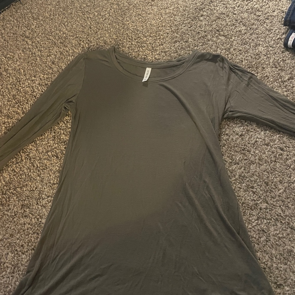 Loveingly worn green grunge long sleeve. perfect for petite women and girls